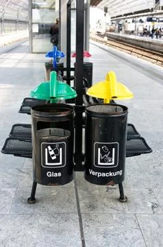 Recycling On Berlin Train Platform Foto stock