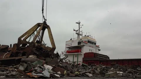Recycling, loading scrap metal in the ship. 動画素材 170139473