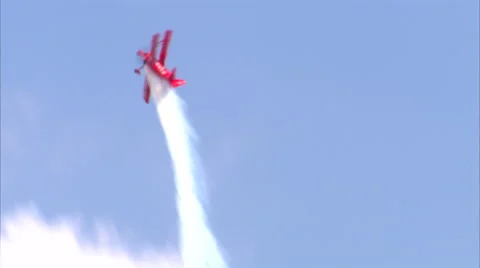 Red Aerobatic Bi-Plane Routine Stockbeeldmateriaal 67833544