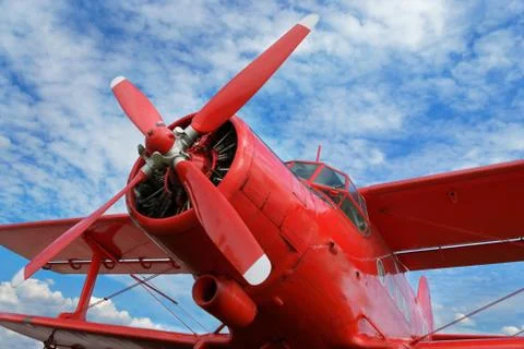 Red airplane biplane with piston engine Foto stock