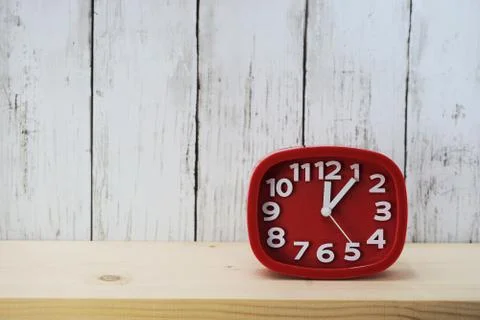 Red alarm clock with space for copy on wooden background Stockfoto's
