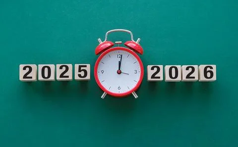 A red alarm clock with the time of 12:00 on it Foto stock