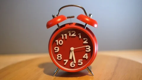Red Analog Alarm Clock. 库存影片 87645627