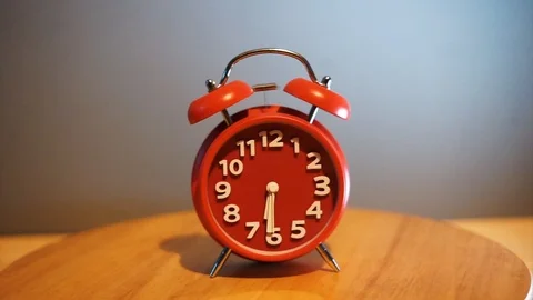 Red Analog Alarm Clock ringing. 库存影片 87645611