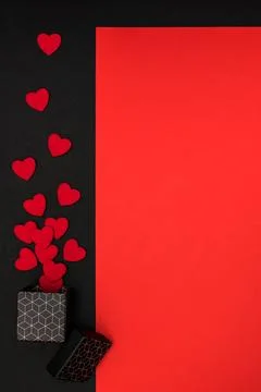 Red and black background with a box with a geometric pattern, Foto stock