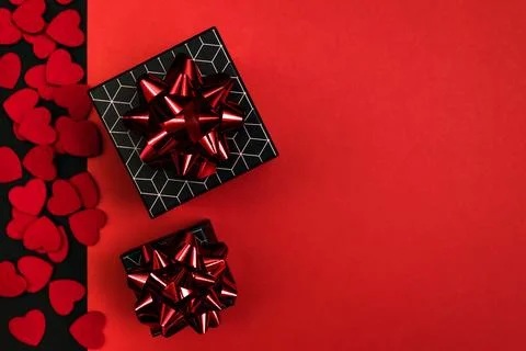 Red and black background with a box with a geometric pattern, Foto stock