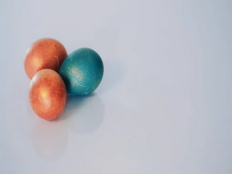 Red and green Easter eggs on white background. Dolly shot Vidéo 73804113