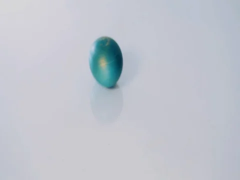 Red and green Easter eggs rotate on white background, slow motion. Vídeos de archivo 73804201