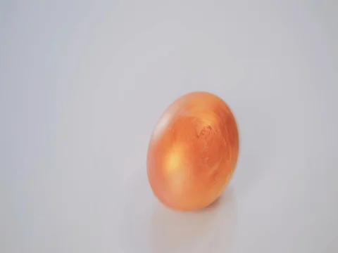 Red and green Easter eggs rotate on white background, slow motion. 動画素材 73804216