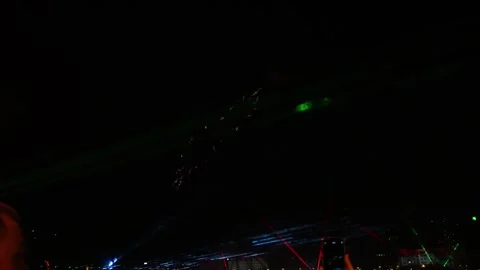 Red and Green Fireworks Exploding in the Dark Night Sky with Glowing Sparks Vídeos de archivo 343626226