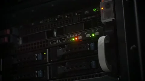 Red and green lights flash on the server. Video stock 100643106