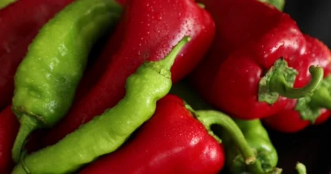 Red and green pepper rotating on black background 4 動画素材 139815592
