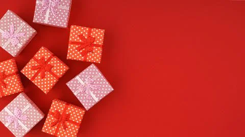 Red and pink gift boxes on red background with copy space. Foto stock