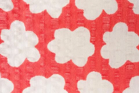 Red And White Cloud Pattern Knitted Textile Background With Playful Retro D.. Foto stock