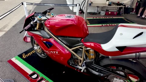 Red and white Ducati 916 motorbike parked on a mat with Isle of Man TT Vídeos de archivo 316365006