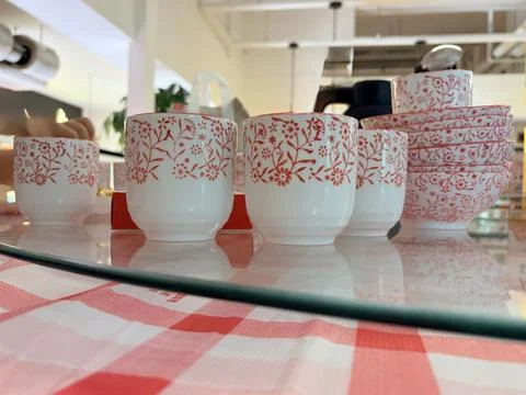 Red and White Floral Patterned Glassware on a Checkered Tablecloth Stock-Fotos
