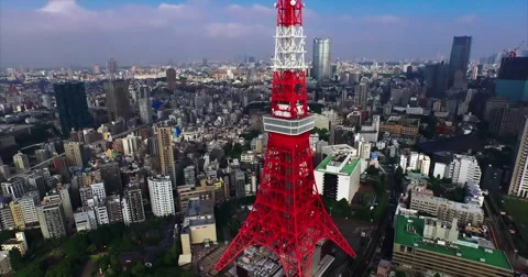 Red And White Lattice Tower Rising Over Tokyo Rooftops Vidéo 66473284
