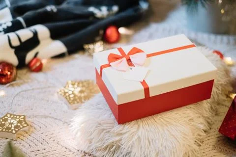 Red and white packed present with ribbon and tag Foto stock