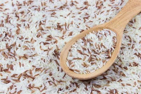 Red and white rice on spoon Foto stock