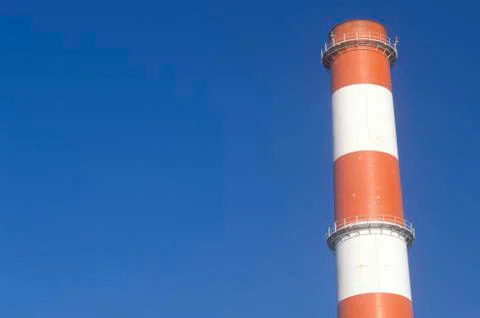 A red and white smoke stack at the Scattergood steam plant in Los Angeles, CA 스톡 사진