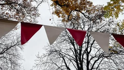 Red and white triangular bunting hanging against a background of bright yel.. 库存照片