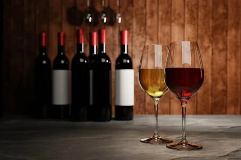 Red and white wine in clear glass, many blurred wine bottle backgrounds Pla.. Stock Illustration