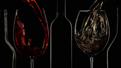 Red and white wine pour into same wine glasses Video stock 141452016