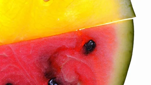 Red and yellow watermelon rotating on white background in 4K. Vídeos de archivo 89869275