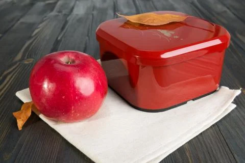 Red apple and a closed box for school lunch Foto stock