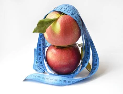 Red apple and soft centimeter on a white background. diet and proper nutrition Foto stock