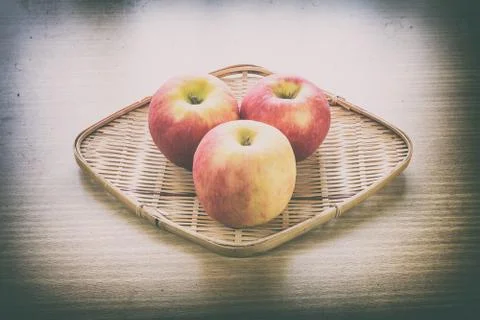 Red apple in basket Foto stock