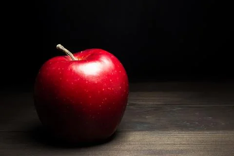Red apple on black background. Concept of freshness. Horizontal view. Copy sp Foto stock