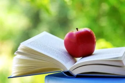 A red apple on a book Foto stock