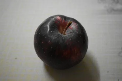 Red apple close-up. Fresh red apple on a texture background. Foto stock