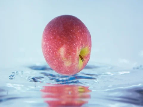 Red Apple Falling In Water And Floating 80fps 動画素材 75044342