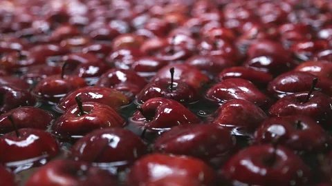 Red apple floating in the water. Видео 128942597