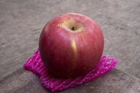 A red apple held by a man's hand 库存照片