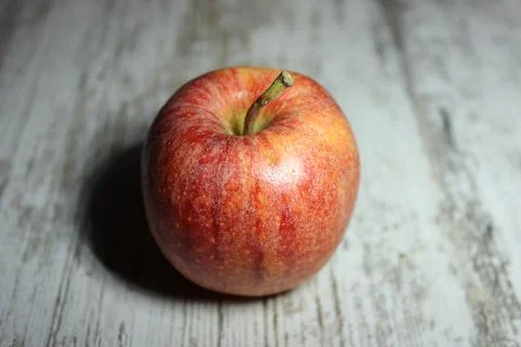 Red apple on an old table Foto stock
