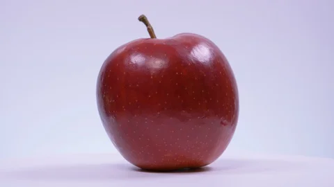Red Apple Spinning on White Background Vídeos de archivo 128330864