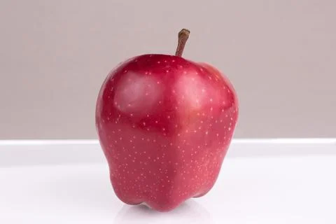 Red apple on table Foto stock