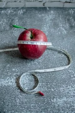 Red apple for weight loss while dieting, centimeter measuring tape Foto stock