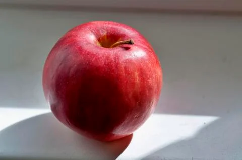 Red Apple on the windowsill Foto stock