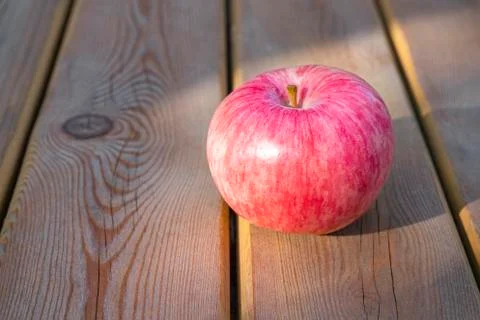 Red Apple on a wooden table close-up Foto stock