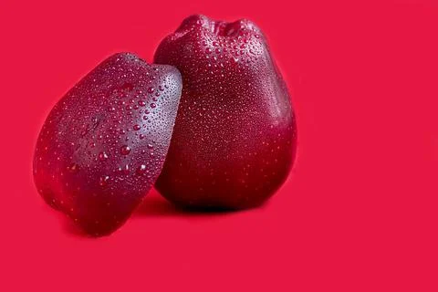 Red apples on a colored background. Selective focus. Harvesting. Healthy food Foto stock