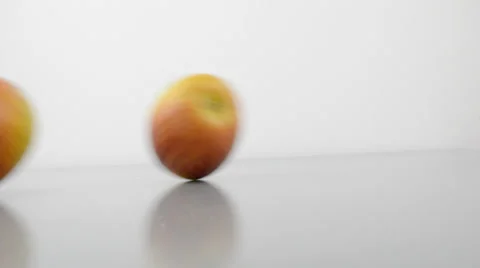 Red apples rolling down a tilted table Vidéo 37818708