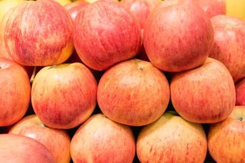 Red apples in rows Foto stock