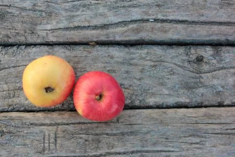 Red apples on rustic background Stock-Fotos