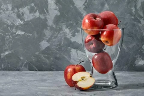 Red apples on the table. Top view with copy space on gray stone background. Foto stock