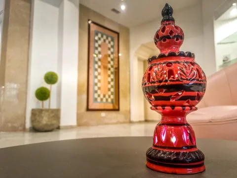 Red Arabic lamp on a table Foto stock