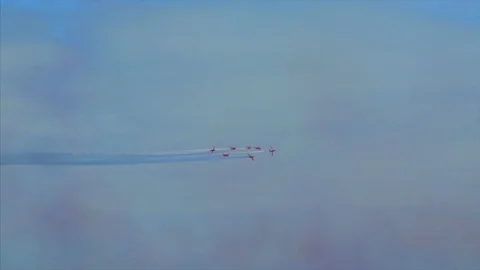 Red arrows break formation in slow motion 库存影片 77011128